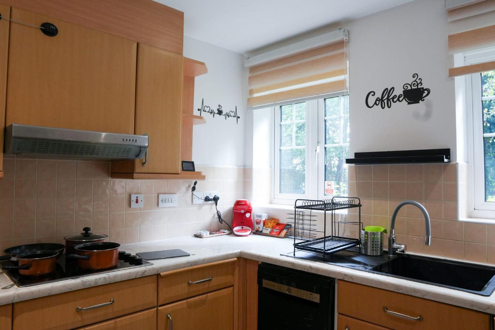 Whole 2-Bed Apartment - Contractors, Professionals, Ulez Free, Free Parking, B'Ham City 10Mins Birmingham Exteriör bild